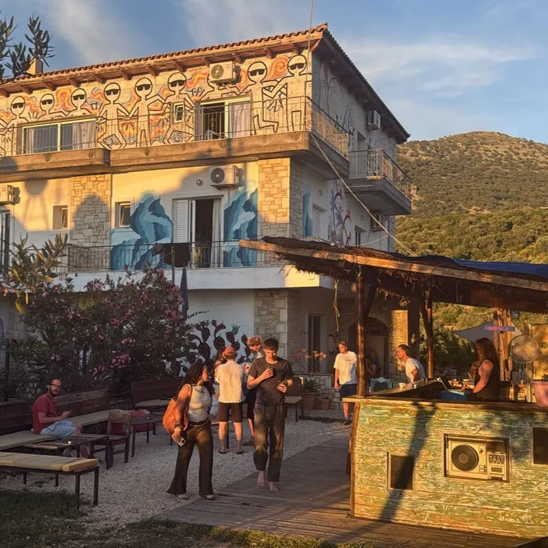 Trip'N'Hostel Seaside building and garden area